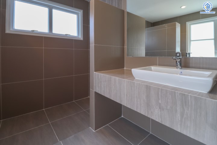 บ้านมือสองตกแต่งใหม่ ม.กฤษดาลากูน กาญจนาภิเษก-นครอินทร์ บนเนื้อที่ 85.9 ตร.ว. สนามหญ้ากว้างถึง 180 ตร.ม. ฟังก์ชัน 3 ห้องนอน 1 ห้องนอนแม่บ้าน 4 ห้องน้ำ 2 ที่จอดรถ บนทำเลเยี่ยมสุด เชื่อมต่อถนนหลายเส้นทาง ใกล้จุดขึ้นทางด่วน "ศรีรัช"